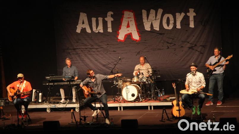 Die STS-Coverband „Auf A Wort“ lockte zu ihrem Konzert 600 Besucher in die Oberpfalzhalle in Schwandorf. Bild: Rudolf Hirsch
