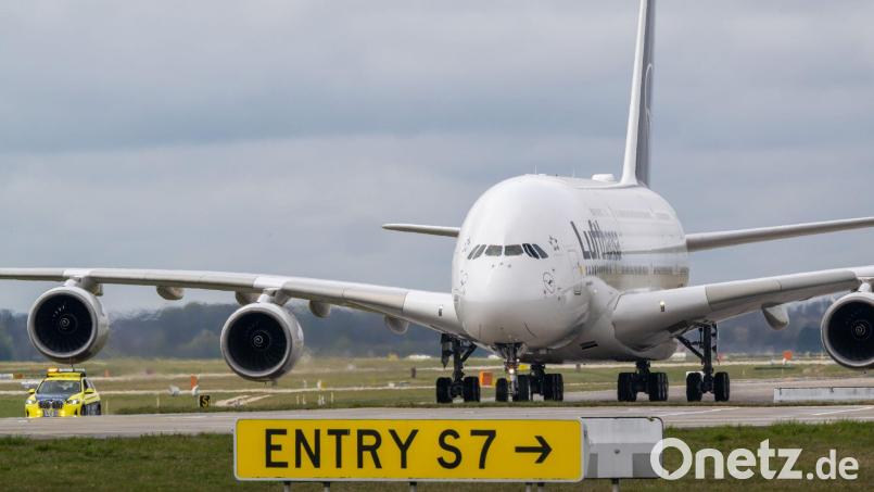 Das weltgrößte Passgierflugzeug Airbus A 380 am Münchner Flughafen. Der zweitgrößte deutsche Airport hat im ersten Halbjahr Einbußen hinnehmen müssen. (Archivbild) Bild: Peter Kneffel/dpa