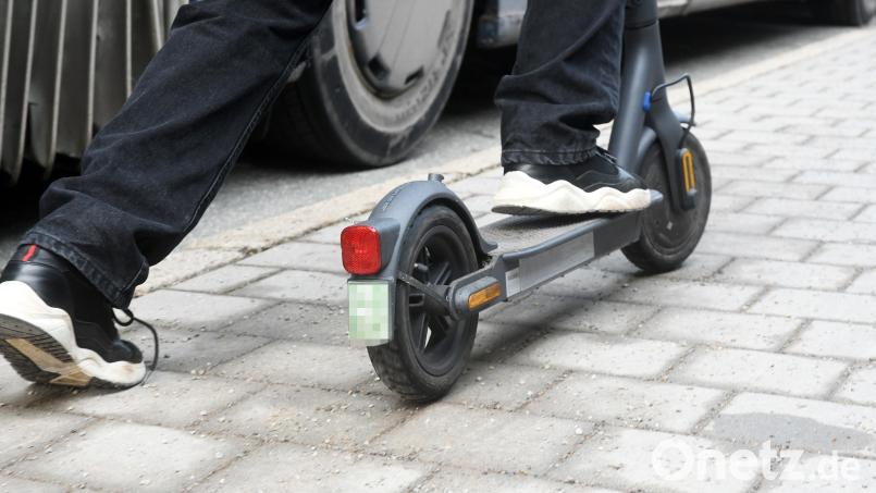 Eigentlich braucht jeder E-Scooter (wie hier verpixelt) ein Kennzeichen. In Marktredwitz hat die Polizei eine 36-Jährige auf einem E-Scooter ohne Kennzeichen kontrolliert. Es gibt Hinweise auf Drogenkonsum und Zweifel am Eigentum des Rollers. Symbolbild: Gabi Schönberger