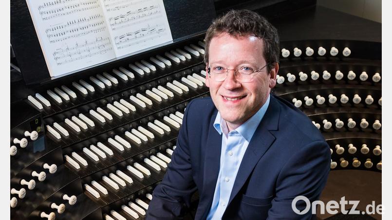 Prof. Stefan Schmidt am wunderschönen Spieltisch der Würzburger Domorgel. Bild: Martin Mahlmeister
