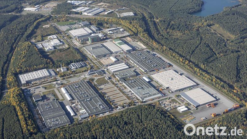 Der "Innovationspark Wackersdorf" aus der Luft: Auf dem weitläufigen Gelände im Innovationspark sind zahlreiche Produktions- und Logistikhallen entstanden. Archivbild: Herbert Stolz im Auftrag von BMW