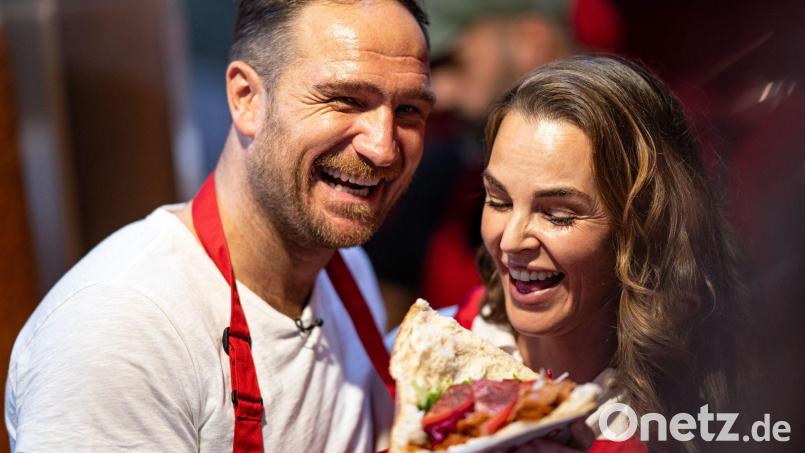 Frederick (links) und Annika Lau haben nun ihren eigenen veganen Döner. Bild: Fabian Sommer/dpa