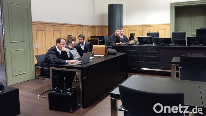 Ein 26-Jähriger (mitte) sitzt auf der Anklagebank des Landgerichts Amberg zwischen seinem Pflichtverteidiger Gunther Haberl (links) und Wahlverteidiger Christian Reiser (rechts). Der Angeklagte muss sich wegen unerlaubtem Handel mit Cannabis und Betäubungsmitteln in nicht geringer Menge verantworten. Bild: Kathrin Halbhuber