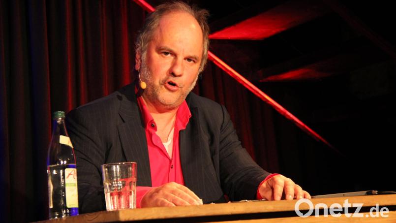 Kaum ein anderer kann so herrlich fränkisch granteln wie der Kabarettist und Schauspieler Matthias Egersdörfer. Mit seinem Programm "Langsam" kam er beim Schafferhof-Publikum bestens an. Bild: Hans Prem