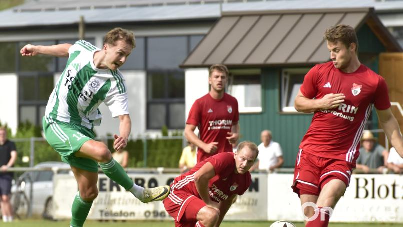 Der FC Wernberg (grün) muss am Samstag beim SV Raigering ran. Favoriten gibt's in der Bezirksliga aktuell allerdings keine. Archivbild: Hans Mark