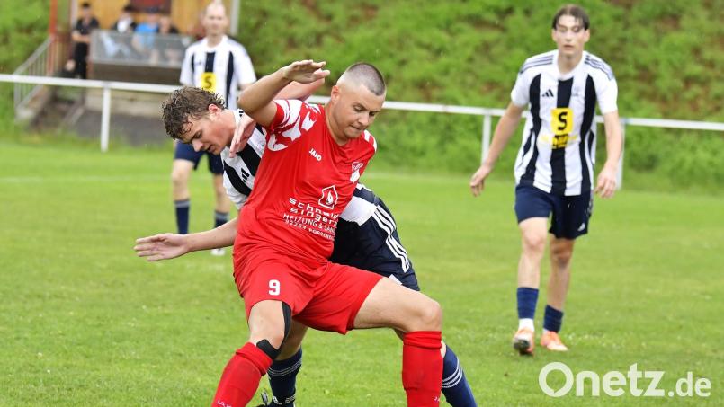 Timo Rubenbauer (rechts) traf beim Kantersieg des SV Inter Bergsteig Amberg gegen den FC Weiden-Ost gleich vier Mal. Archivbild: Hubert Ziegler