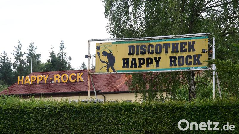 Dieses Schild kennt jeder, der schon mal über die B85 von Amberg nach Sulzbach-Rosenberg gefahren ist. Das Happy.Rock schließt zum Ende des Jahres. Archivbild: Petra Hartl