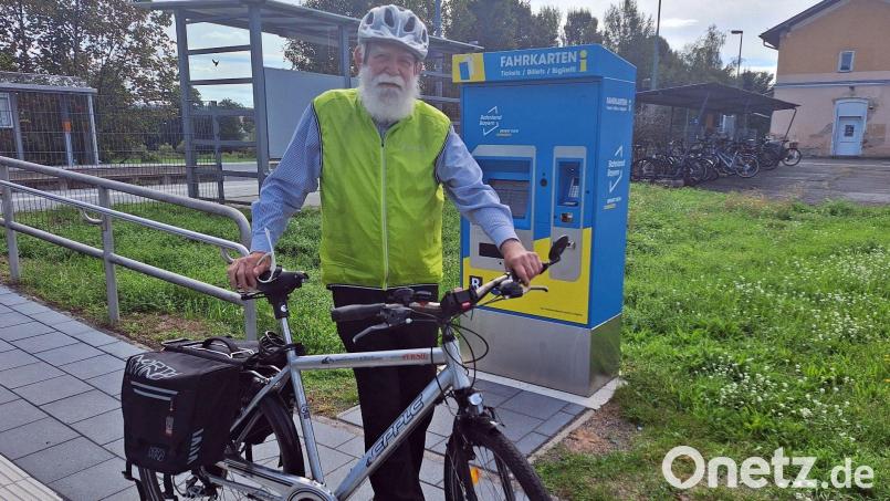 Wilhelm Gericke hat bei der Fahrrad-Mitnahme per Bahn so manches Abenteuer erlebt. Auch die Wahl des passenden Tickets, wie hier am Fahrkarten-Automat in Pfreimd, ist nicht immer einfach. Bild: bl