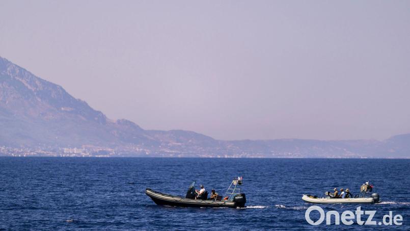An der Suche nach Vermissten vor Zypern sind auch Motorboote beteiligt. (Archivbild) Bild: Nedim Enginsoy/AP/dpa