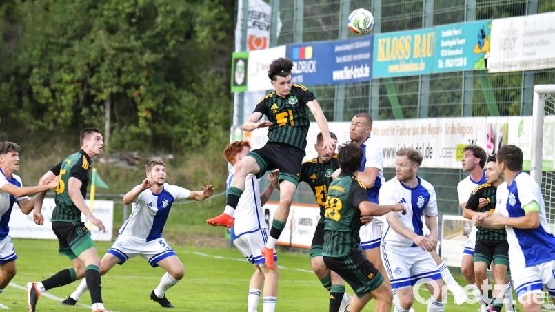 Volodymyr Kharabara von der DJK Ammerthal springt hier nach einer Ecke im Aschaffenburger Strafraum am höchsten, kann jedoch den Ball im Tor nicht unterbringen. Bild: Hubert Ziegler