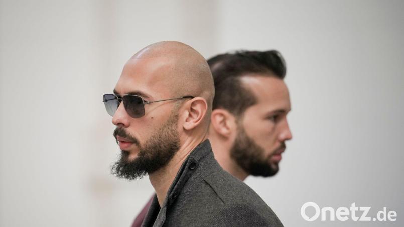Nach einer ersten fehlgeschlagenen Anklage versucht Rumäniens Staatsanwaltschaft, die Influencer Andrew und Tristan Tate erneut vor Gericht zu bringen. (Archivbild) Bild: Vadim Ghirda/AP/dpa