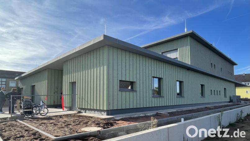 Das neue Kinderhaus in Kaltenbrunn ist eröffnet. Es ist in Holzbauweise gebaut, glänzt durch eine weitläufige Innenraumgestaltung und große Fensterfronten, die den Blick nach draußen in die Natur ermöglichen. Bild: Gerhard Krones