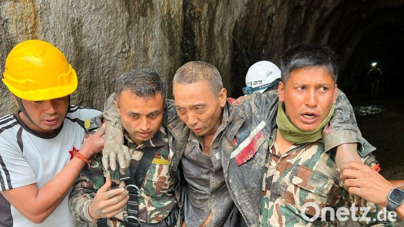 Rettungskräfte tragen einen Überlebenden der Sturzflutkatastrophe in Nepal. Bild: Uncredited/Nepal Army vai AP/dpa