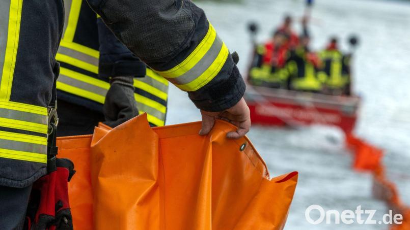Feuerwehrleute errichten auf der Donau eine Ölsperre. (Symbolbild) Bild: Pia Bayer/dpa
