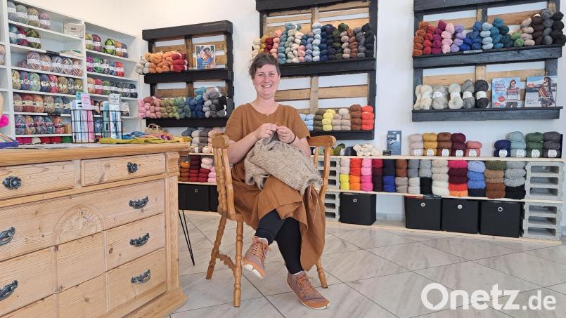 Sarah März hat in der Fleischgasse in Weiden das Wollgeschäft "Glücksliesel" eröffnet. Bild: Jessica Fechner