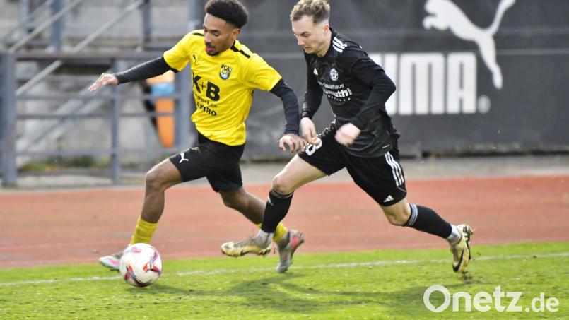 Jamario Carswell (links) erzielte gegen Tegernheim das 1:0 für den FC Amberg. Archivbild: Hubert Ziegler