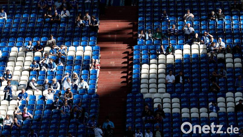Medienberichten zufolge kam es vor der Partie zwischen Schalke und Bayern zu einer Auseiandersetzung beider Fanlager. Bild: Fabian Strauch/dpa