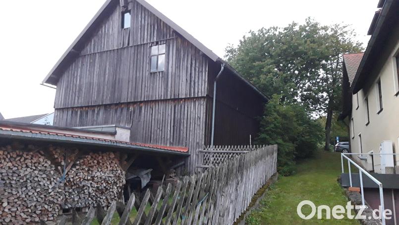 Nach langwierigen Verhandlungen hat die Gemeinde Ebnath diese Scheune neben dem Feuerwehrhaus erworben. Bild: wkr