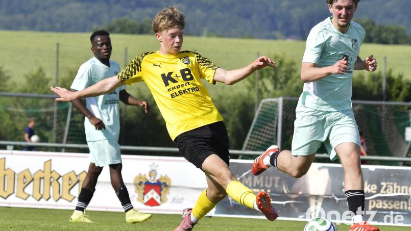 Zurückgekämpft: Marc Meyer (links) sorgte mit seinen zwei späten Treffern für den 6:3-Endstand beim FC Tegernheim. Archivbild: Hubert Ziegler