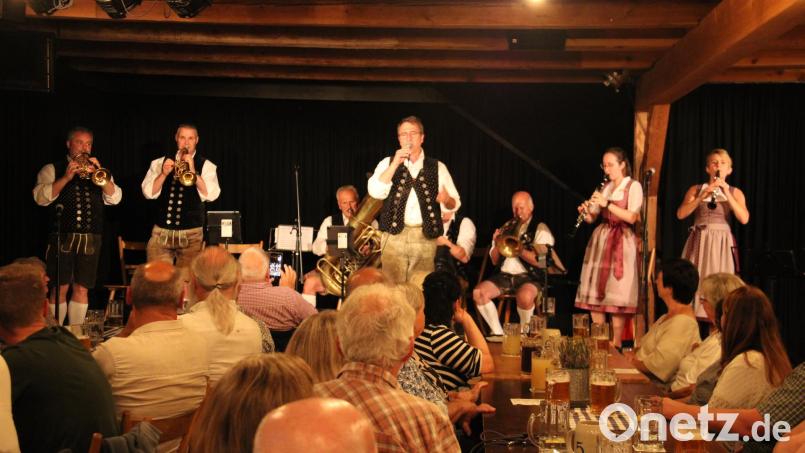 Die "Tanngrindler Musikanten" aus Hemau gehören zu den bekanntesten Blaskapellen in Bayern. Bei der "Bayerischen Nacht" überzeugten sie das Schafferhof-Publikum mit musikalischem Können, Spielfreude und Humor. Bild: Hans Prem