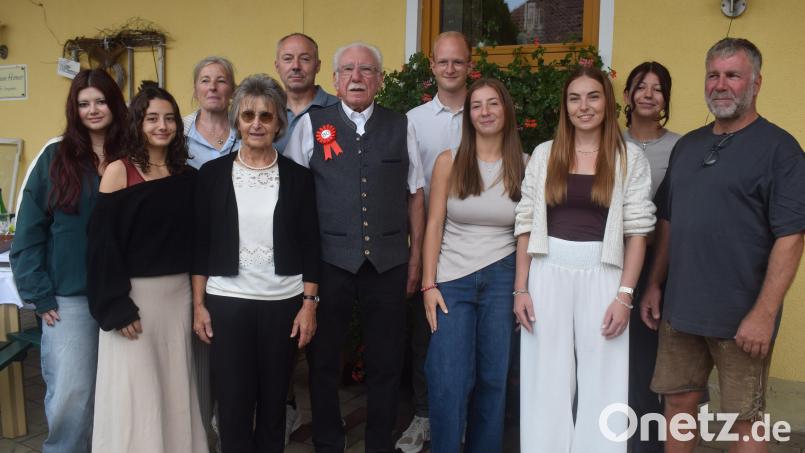 Im Kreise seiner Familie und vieler Freunde konnte Siegmund Kochherr seinen 80. Geburtstag feiern. Zu den ersten Gratulanten zählten seine Ehefrau Anneliese, die Kinder Sabine und Rainer und sieben Enkelkinder. Bild: Richard Braun
