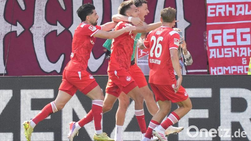 Kaiserslauterns Mario Sauer und seine Mitspieler bejubeln das 1:0. Bild: Marc Schüler/dpa