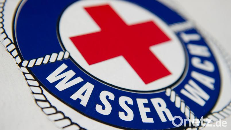 Die Wasserwacht Schwandorf feiert am Samstag, 12. September, ihr 80-jähriges Bestehen im Erlebnisbad Schwandorf. Symbolbild: Stefan Sauer/dpa