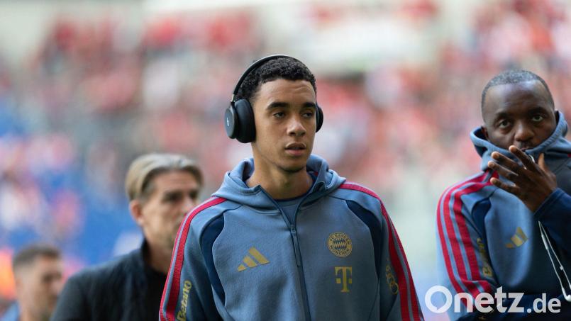 Jamal Musiala hat beim Auswärtsspiel des FC Bayern auf Schalke sein Comeback gegeben. Bild: Fabian Strauch/dpa