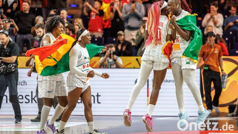 Malis Spielerinnen konnten ihren Erfolg gegen Spanien kaum fassen. Bild: Andreas Gora/dpa