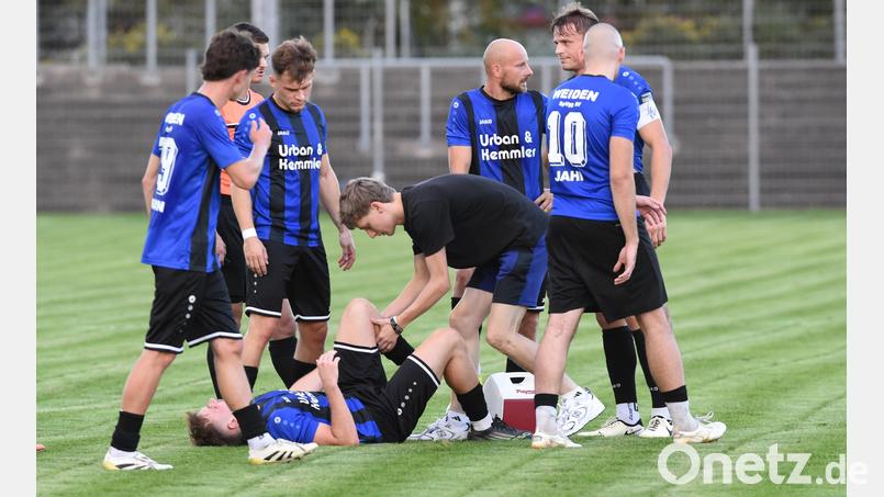 Sorge um Patrik Vacek: Der Außenverteidiger der SpVgg SV Weiden erlitt beim 1:2 gegen den SV Fortuna Regensburg eine Knieverletzung. Es besteht der Verdacht auf Kreuzbandriss. Bild: Gerhard Büttner