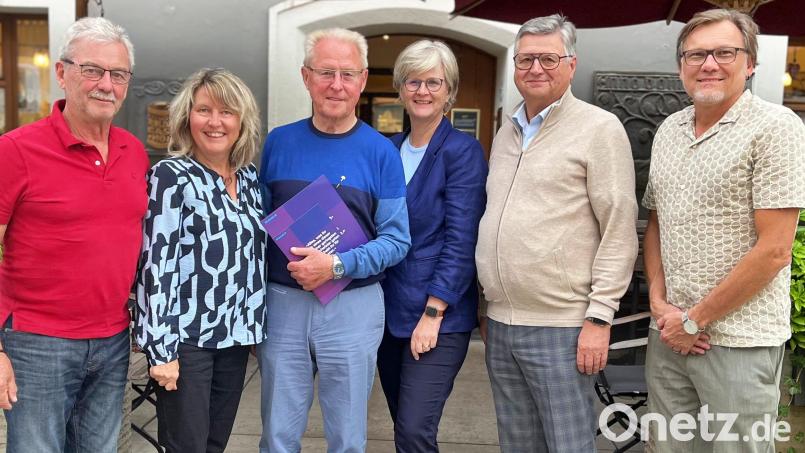 Georg Schmidt erhielt zum Abschied zahlreiche Auszeichnungen. Von links: Hans Renner, Heidi Kurz, Georg Schmidt, Sigrid Nordhus-Hantke, Karlhermann Schötz und Stefan Reither. Bild: Heidi Kurz