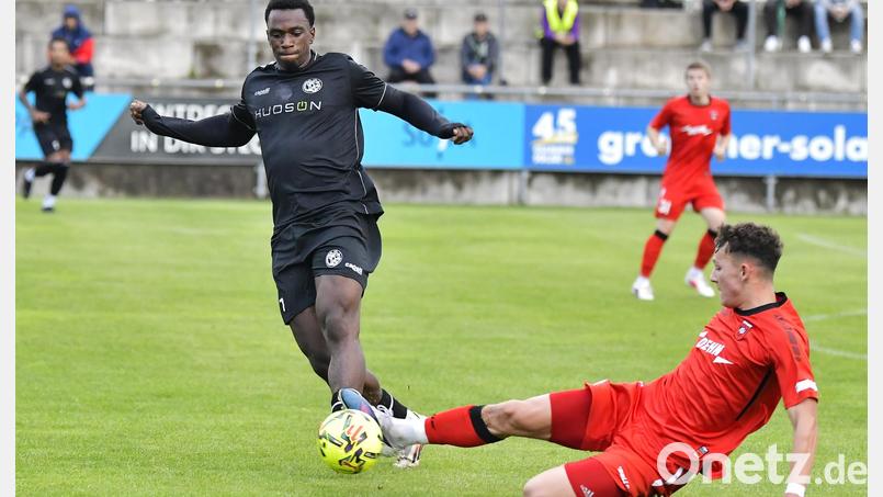 Torjäger Jeanpaul Ajala-Alexis (links) rettete der DJK Gebenbach mit seinem achten Saisontreffer einen Punkt beim TSV Kornburg. Bild: Hubert Ziegler