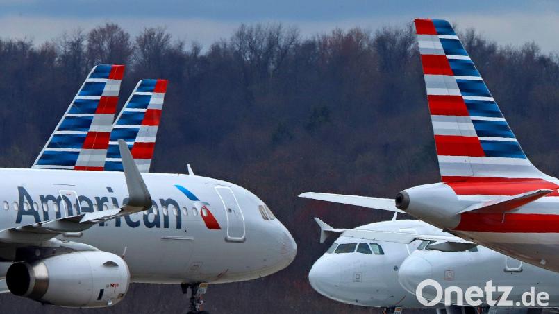 Ein Inlandsflug der US-Gesellschaft American Airlines musste in Baltimore zwischenlanden, um einen randalierenden Passagier von Bord holen zu lassen. (Archivbild). Bild: Gene J. Puskar/AP/dpa