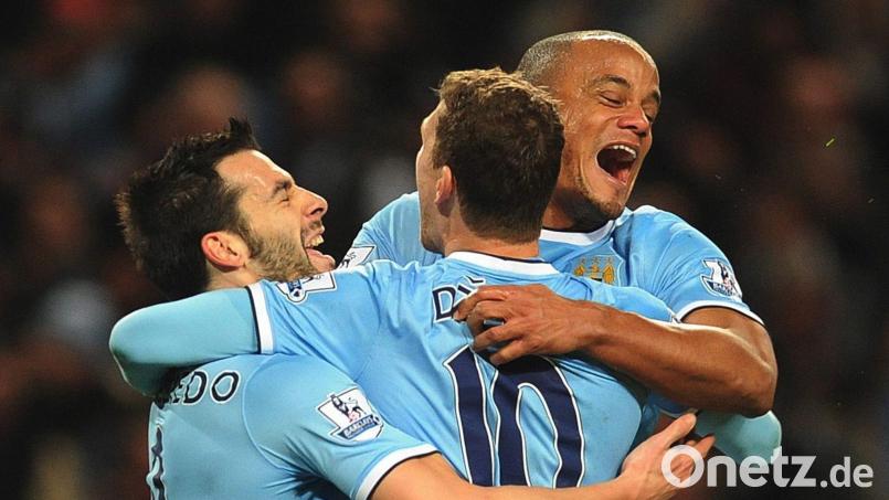 Einst gemeinsam bei Manchester City: Edin Dzeko (M.) und Vincent Kompany. (Archivbild) Bild: Peter Powell/dpa