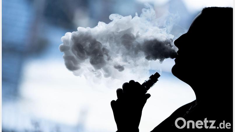 Vaping ist ein Massenphänomen geworden in Deutschland. (Symbolbild) Bild: Silas Stein/dpa