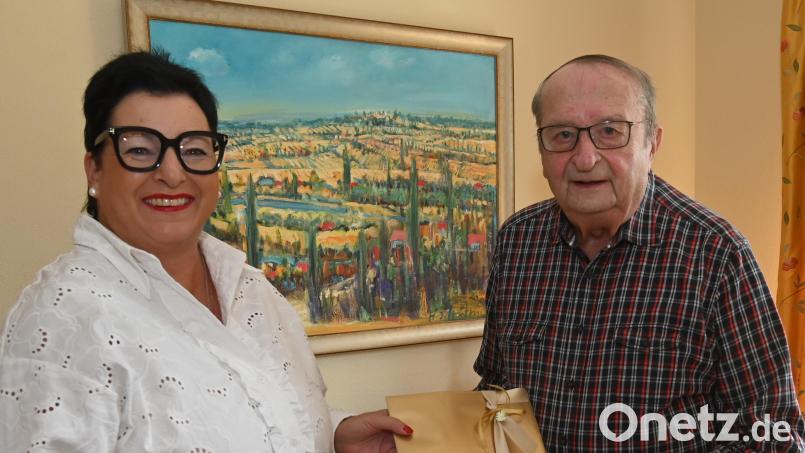 Vergangenen Samstag feierte Albert Göldner (r.) seinen 95. Geburtstag, wozu ihm, auch im Namen des Oberbürgermeisters Michael Fritz Bürgermeisterin Birgit Fruth (l.) gartulierte. Bild: Gerhard Franz
