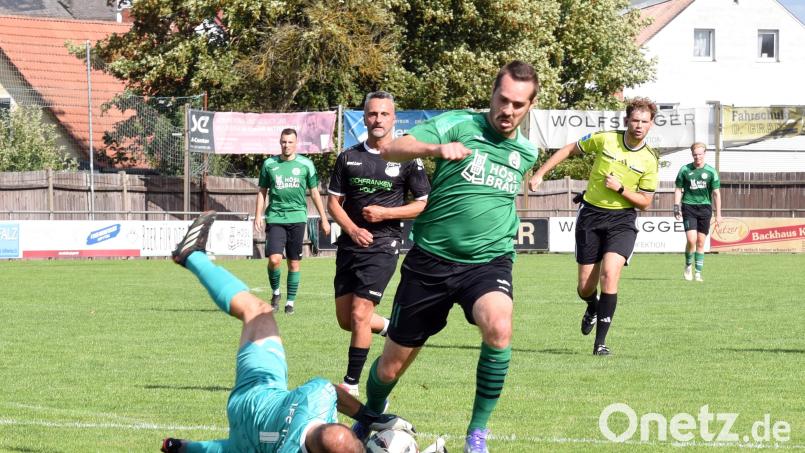Der SV Mitterteich kassierte am Samstag gegen den 1. FC Trogen mit 1:3 die erste Niederlage in dieser Saison. Hier kommt Marco Kießling gegen Gästetorwart Fabian Rupprecht zu spät. Bild: Rudi Gebert