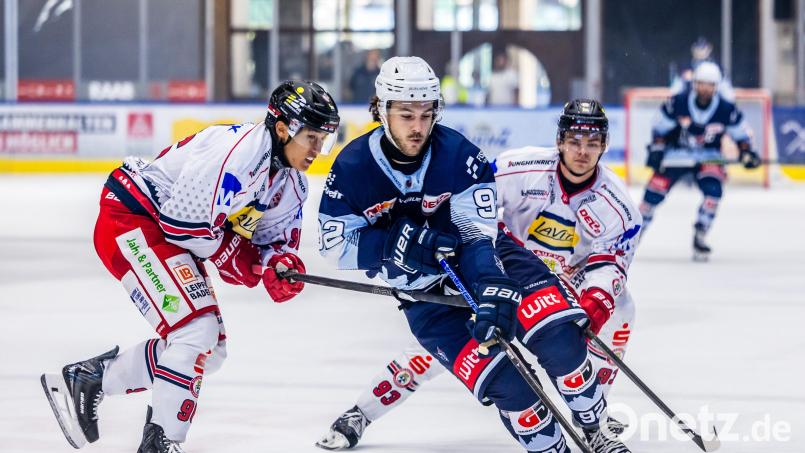 Top-Neuzugang Brayden Tracey (Mitte) feierte gegen den EV Landshut sein Heim-Debüt im Trikot der Blue Devils Weiden. Bild: Tobias Neubert