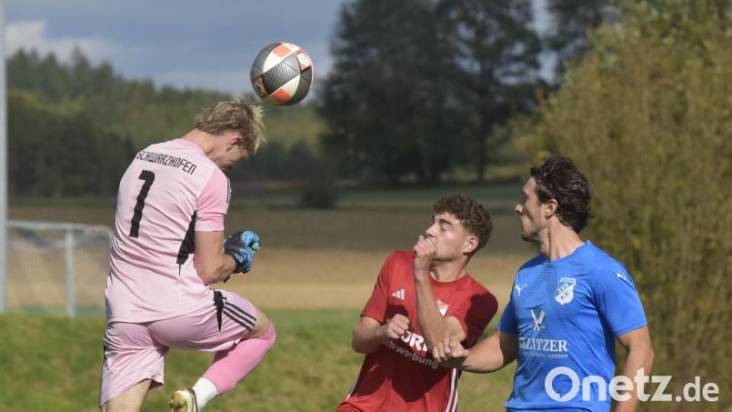 Max Wißmann (links), Torhüter des SV Schwarzhofen, klärt in bester Manuel-Neuer-Manier. Sein Team bezwang die SpVgg Pfreimd klar. Bild: Hans Mark