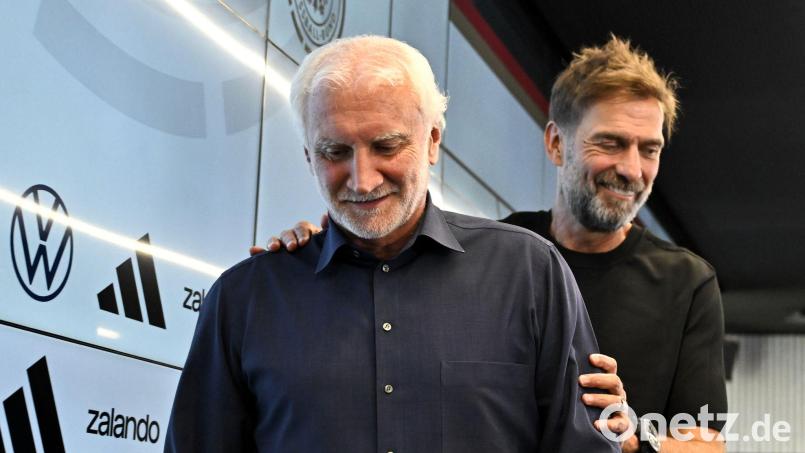 Rudi Völler (l) glaubt an einen Aufschwung unter dem neuen Bundestrainer Jürgen Klopp (r). (Archivbild) Bild: Florian Wiegand/dpa