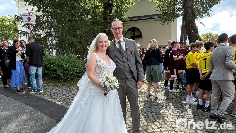 Die beiden strahlen: Lea Walbert und Manuel Zimmermann haben am Samstag in der Klosterkirche St. Felix in Neustadt/WN geheiratet. Faschingsverein und DJK Neustadt/WN gratulierten nach der kirchlichen Trauung und stießen dann gleich auf das Brautpaar an. Bild: ck