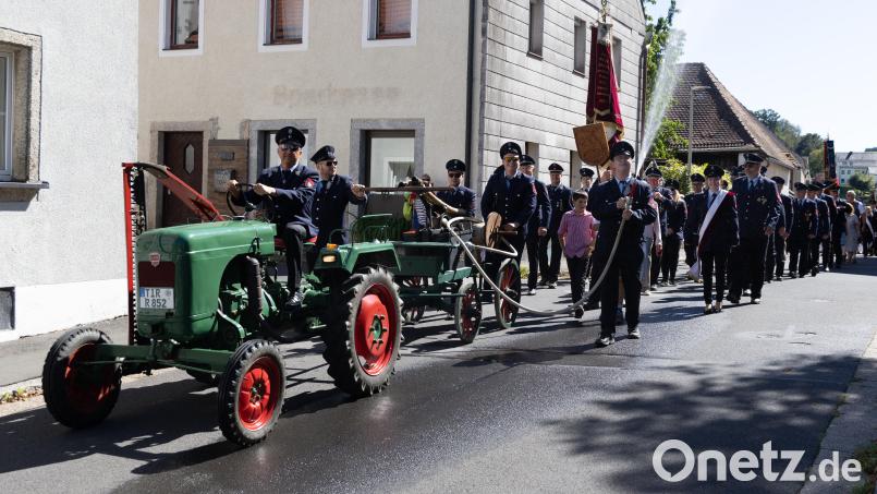 Ein historischer Allgaier-Traktor mit Handdruckspritze führte den Festzug durch Wildenreuth an. Bild: Roland Wellenhoefer