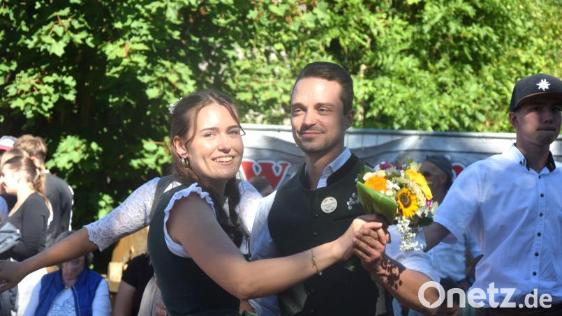 Isabell Schmidt und Johannes Stahl hielten zum Schluss den Kirwastrauß in ihren Händen. Damit sind sie das neue Oberkirwapaar von Weißenbrunn. Bild: Ernst Frischholz