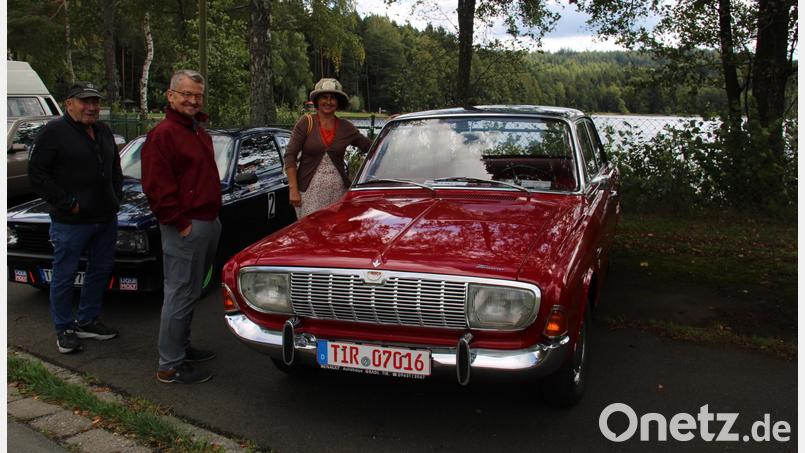 Nicht nur der aufpolierte Ford Taunus war beim ersten Oldtimertreffen am Großen Weiher in Plößberg ein Blickfang. Viele Fahrzeughalter legten auch Wert auf Ausstattungsdetails oder Kleidung. Bild: Hans Prem