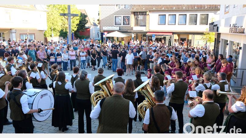 Der Kirchweihstart mit der Musikkapelle beim Standkonzert. Beginn eines zünftigen Wochenendes. Bild: mab