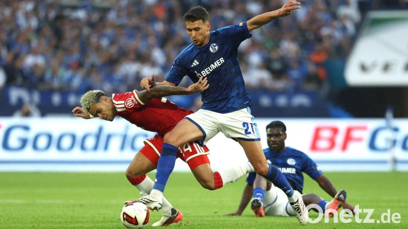 Immer zwei gegen einen: Luis Díaz (links) hat einen Schalker ausgespielt, der nächste ist dann Endstation. Bild: Fabian Strauch/dpa