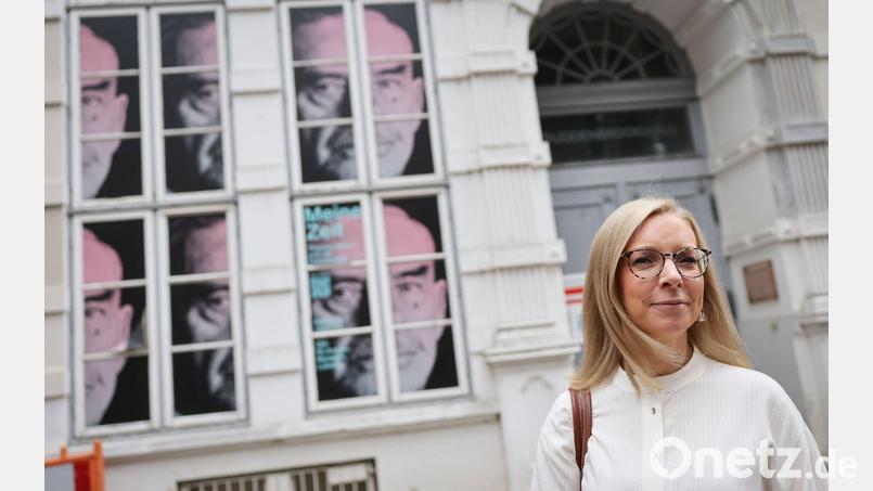 Caren Heuer, Direktorin des Lübecker Buddenbrookhauses, steht vor dem geschlossenen Buddenbrookhaus in der Lübecker Altstadt. Bild: Christian Charisius/dpa