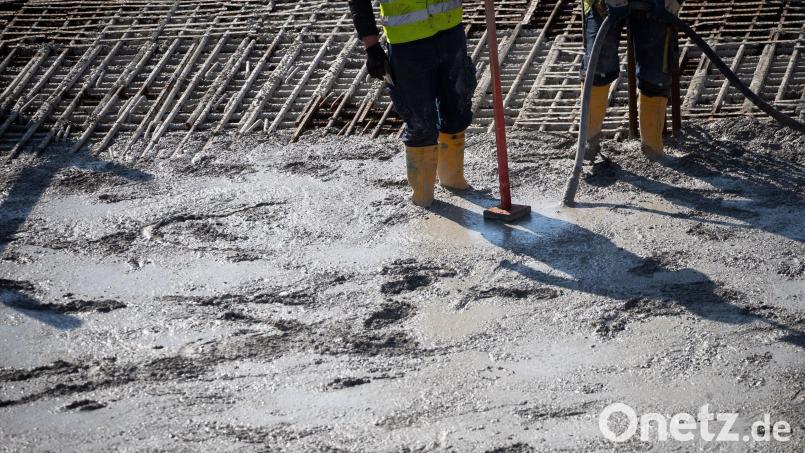 Ein Unbekannter hinterließ auf einer Baustelle in Hersbruck Fußabdrücke in frischem Beton. Symbolbild: Christian Charisius/dpa
