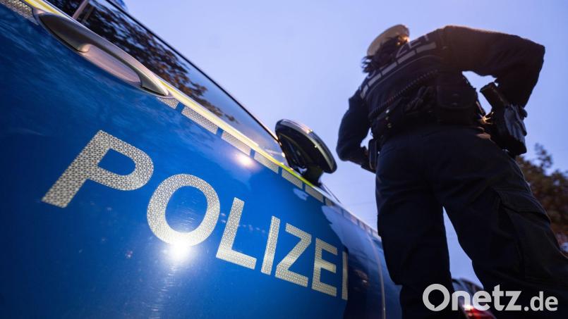 Die Polizei ermittelt zu den Hintergründen des Unfalls. (Symbolbild) Bild: Marijan Murat/dpa