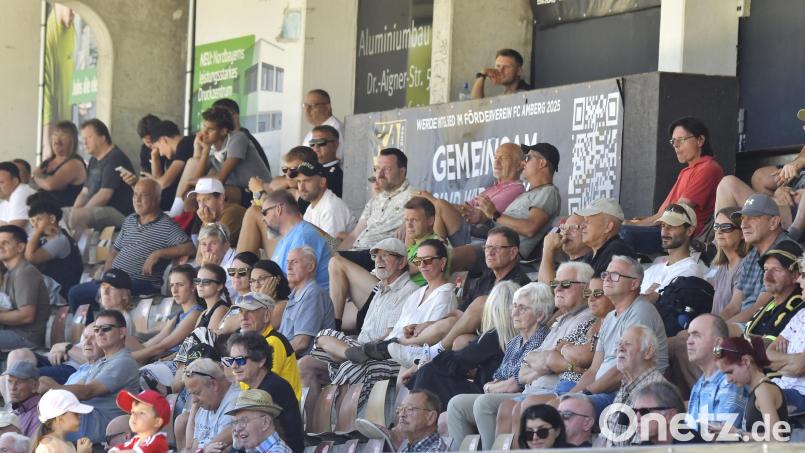 Die Fans des FC Amberg müssen sich noch länger gedulden, ehe das Heimspiel gegen den FC Dingolfing ausgetragen werden kann. Archivbild: Hubert Ziegler